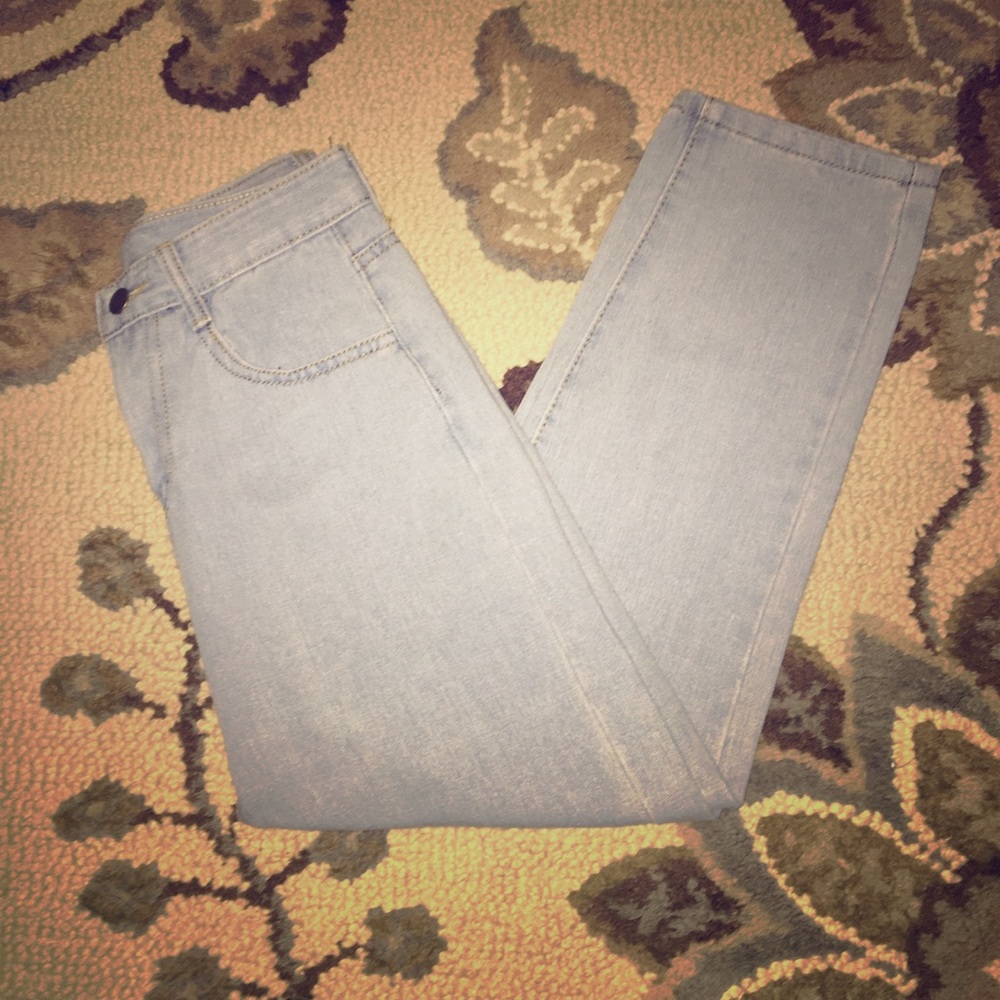 High Waisted Cropped Mom Jeans Light Wash